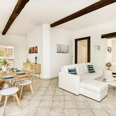 Beautifulwith A Swimming Pool! Privatunterkunft